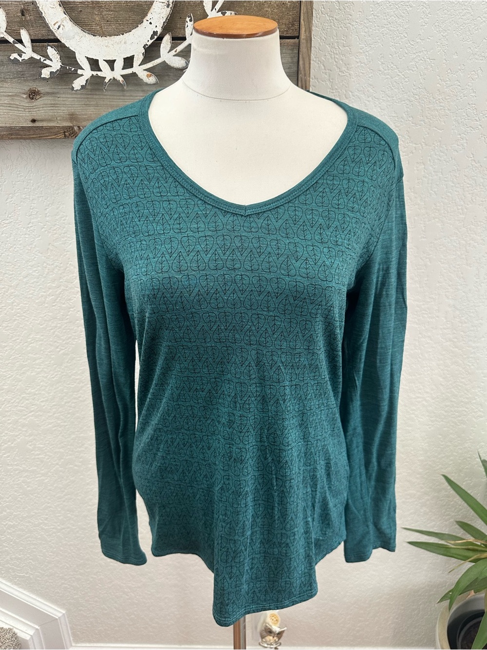 Seg’ments Long Sleeve V-Neck Knit Top - Teal 100% merino wool